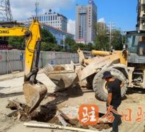 性感美女被操的逼直喷水高温下的坚守｜道路建设者用汗水铺就畅通路